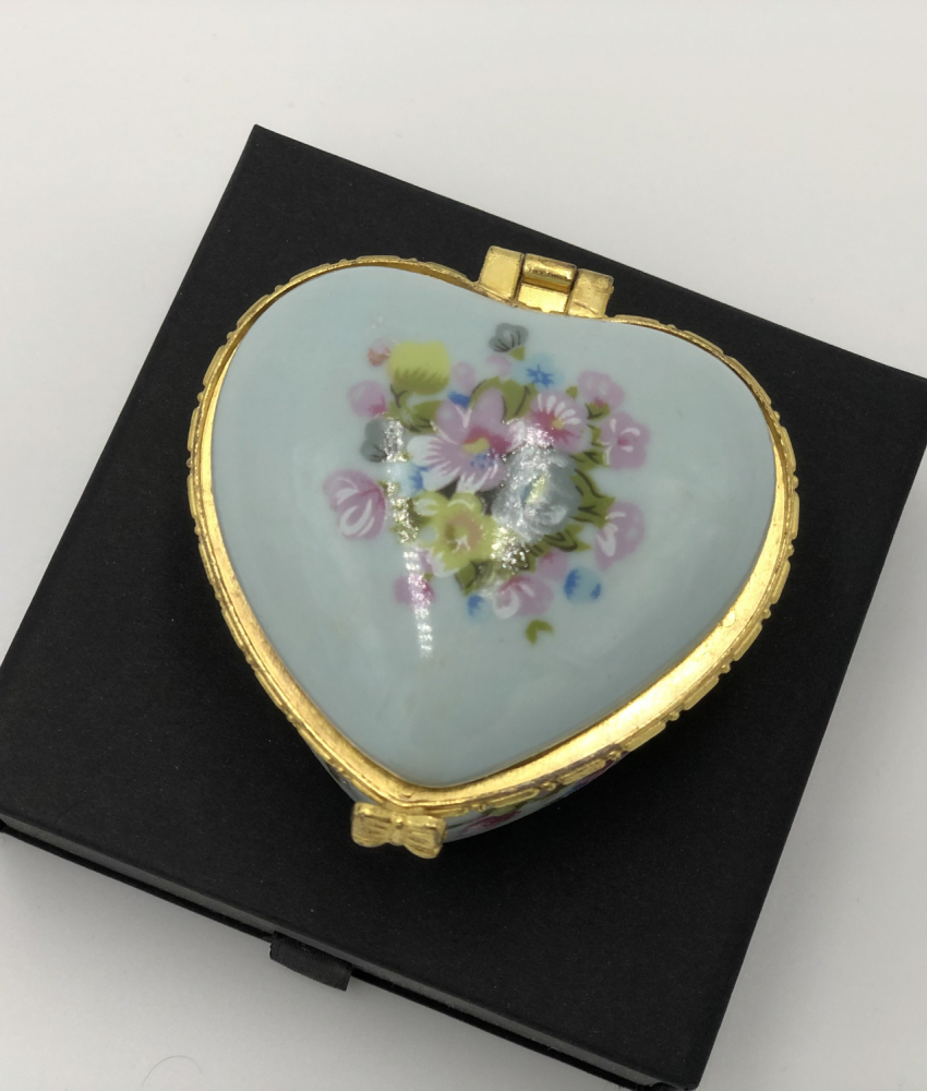 Hjerteformet smykkeskrin i porcelæn set fra oven