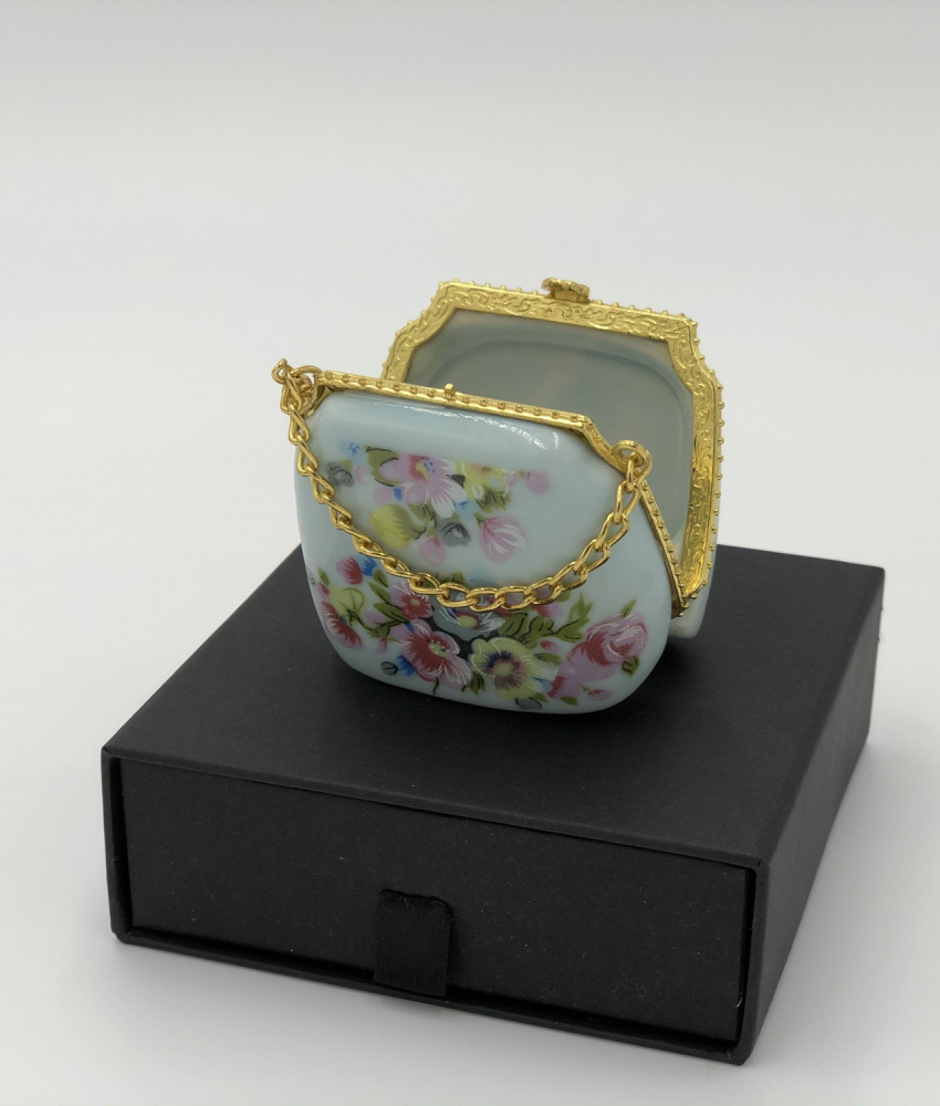 Smykkeskrin formet som taske i porcelæn på sort æske åbnet