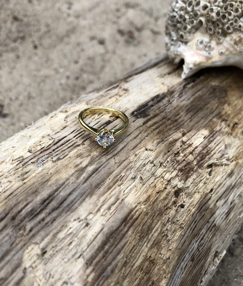 Prinsesse ring belagt med 18k med stor Cubic Zirconia sten på drivtømmer