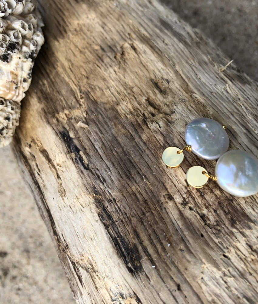 Guldbelagt ørering med flad barok perle på drivtømmer