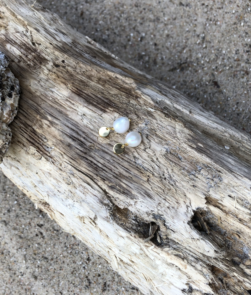 Små guldbelagte øreringe med barok perle på drivtømmer2