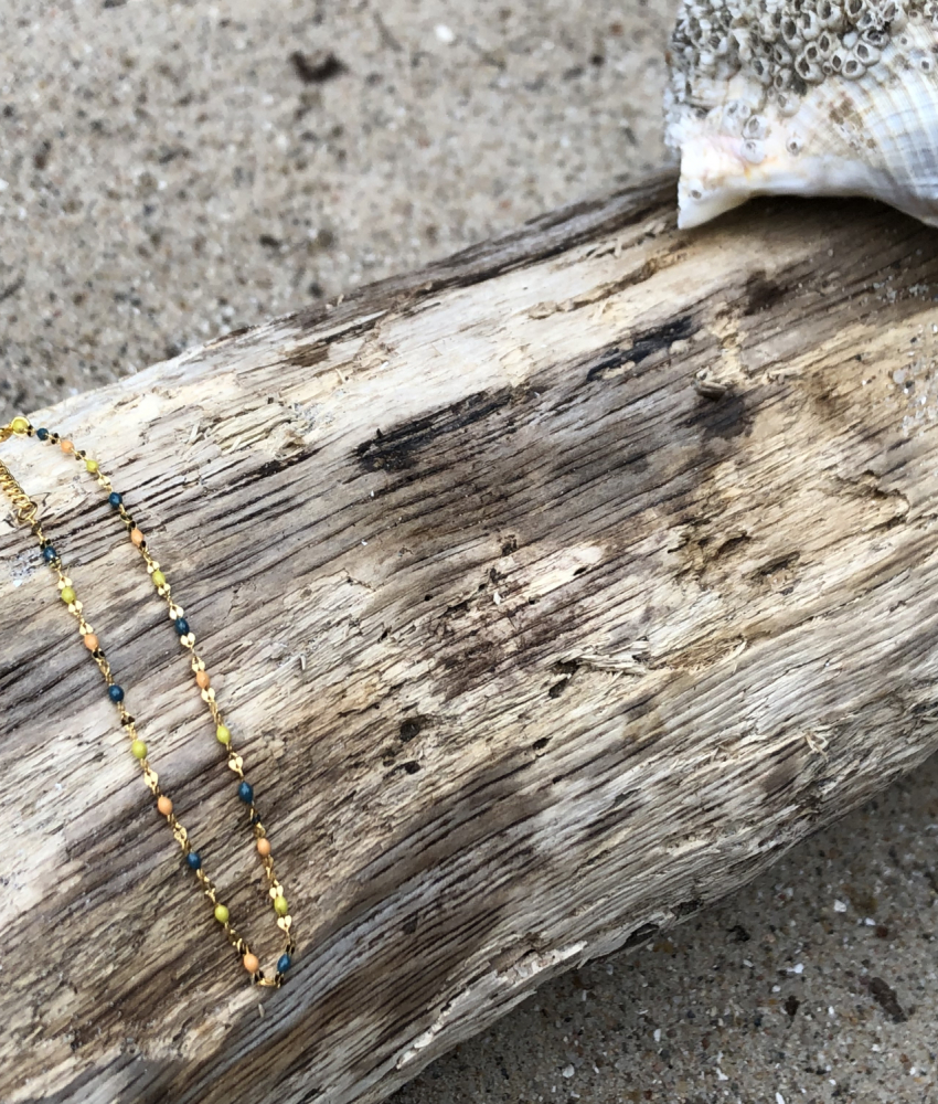 Guldbelagt armbånd med farvede fiber sten på drivtømmer