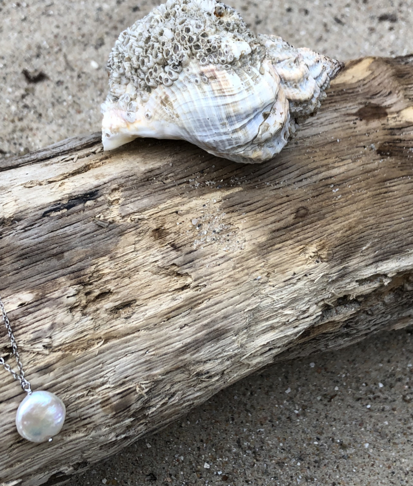 Sølvhalskæde med flad barok perle på drivtømmer