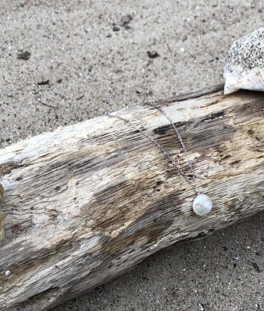 Sølvhalskæde med flad barok perle på drivtømmer2