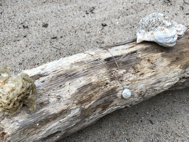 Sølvhalskæde med flad barok perle på drivtømmer2