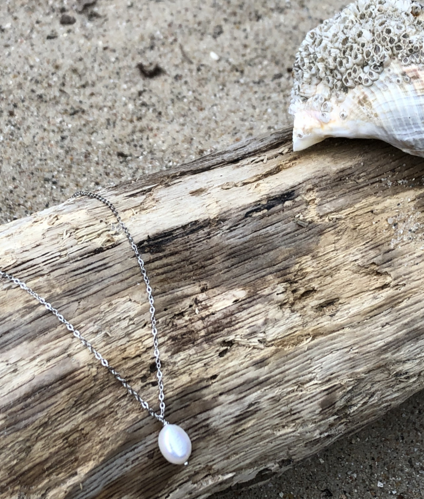 Sølvkæde med barok perle på drivtømmer