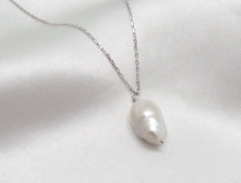 Sølvkæde med barok perle på hvid tekstil2