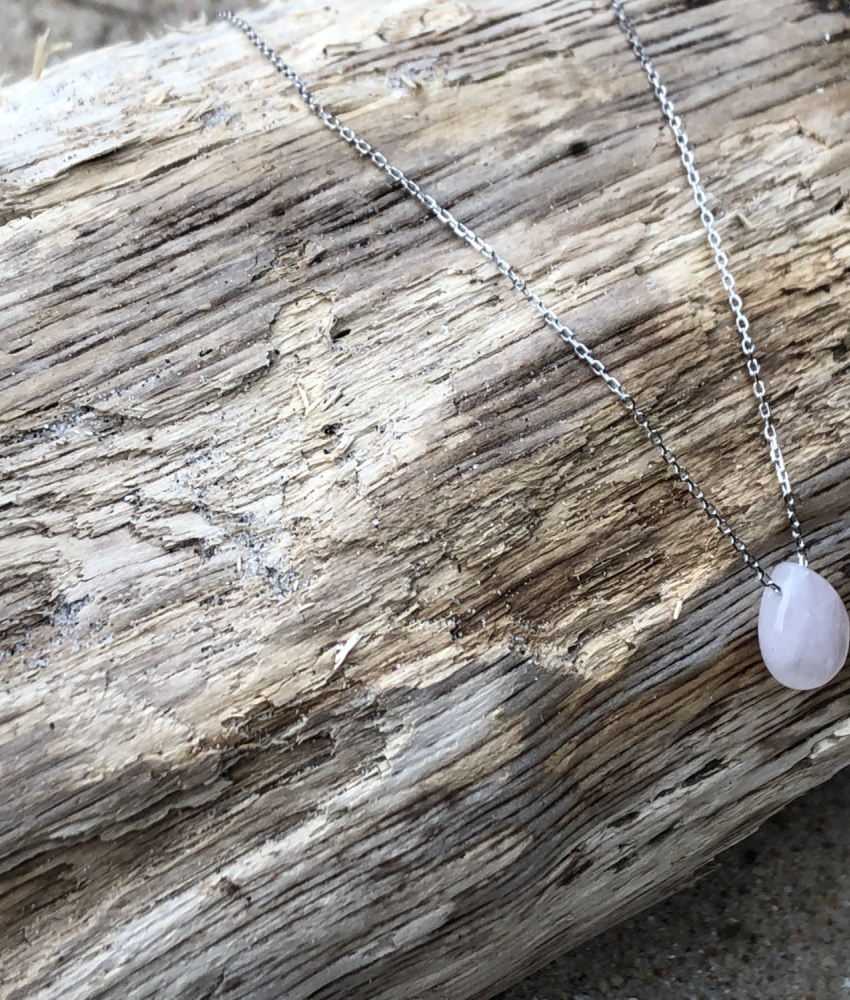 Sølvkæde med rosakvarts sten på drivtømmer